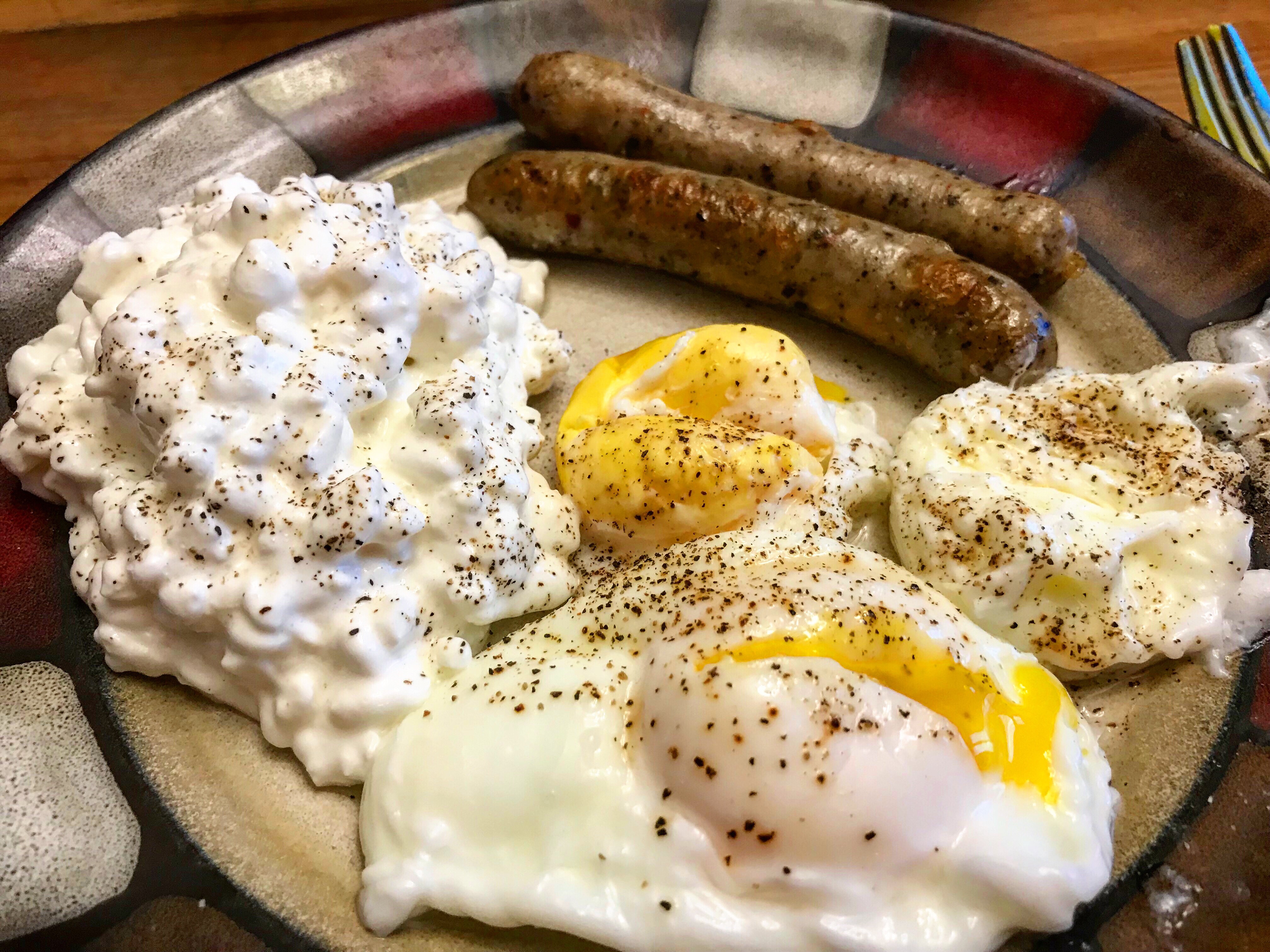 Breakfast: Poached Eggs, Chicken Sausage & Cottage Cheese